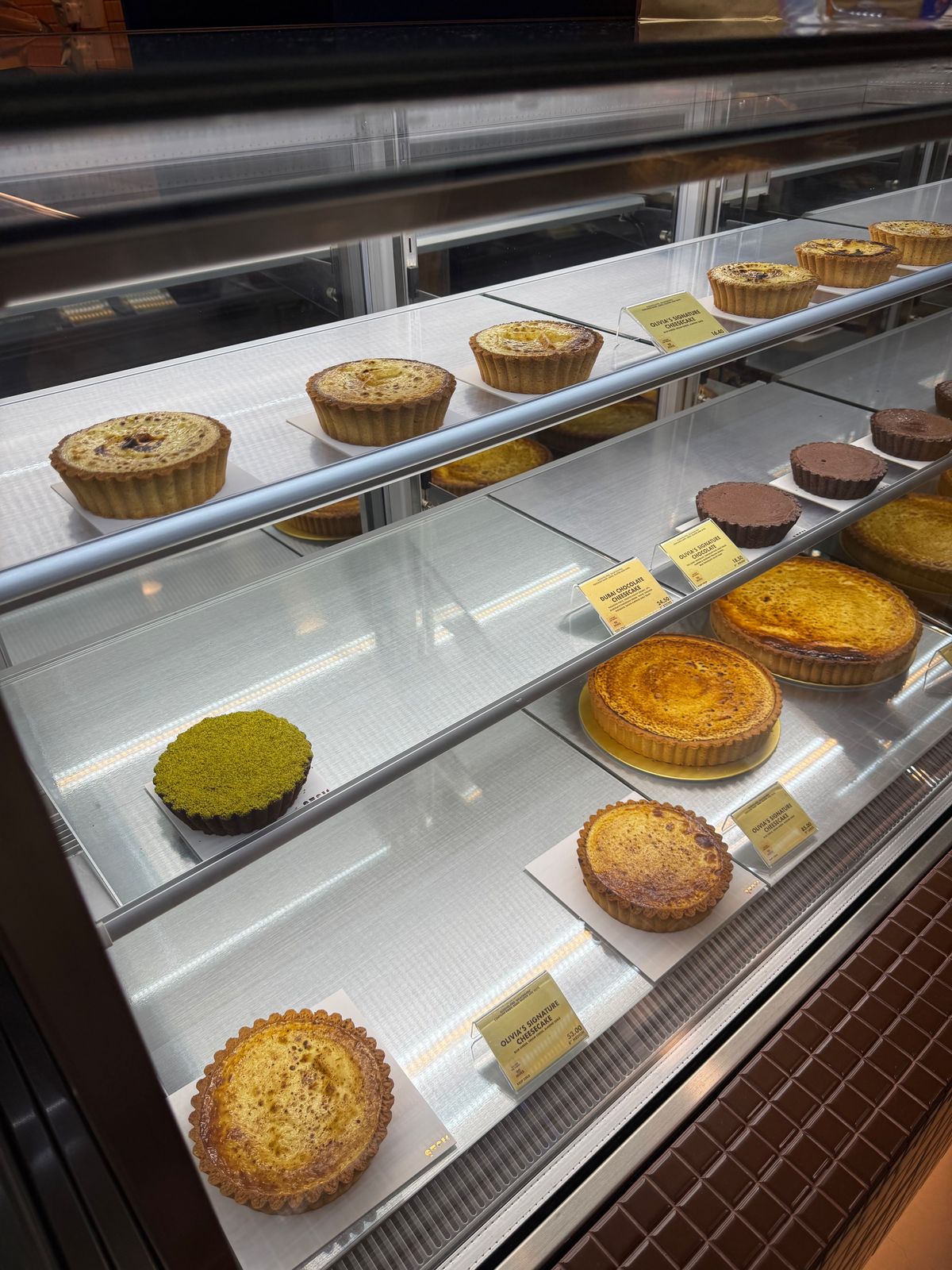 Refrigerated display of cheesecakes